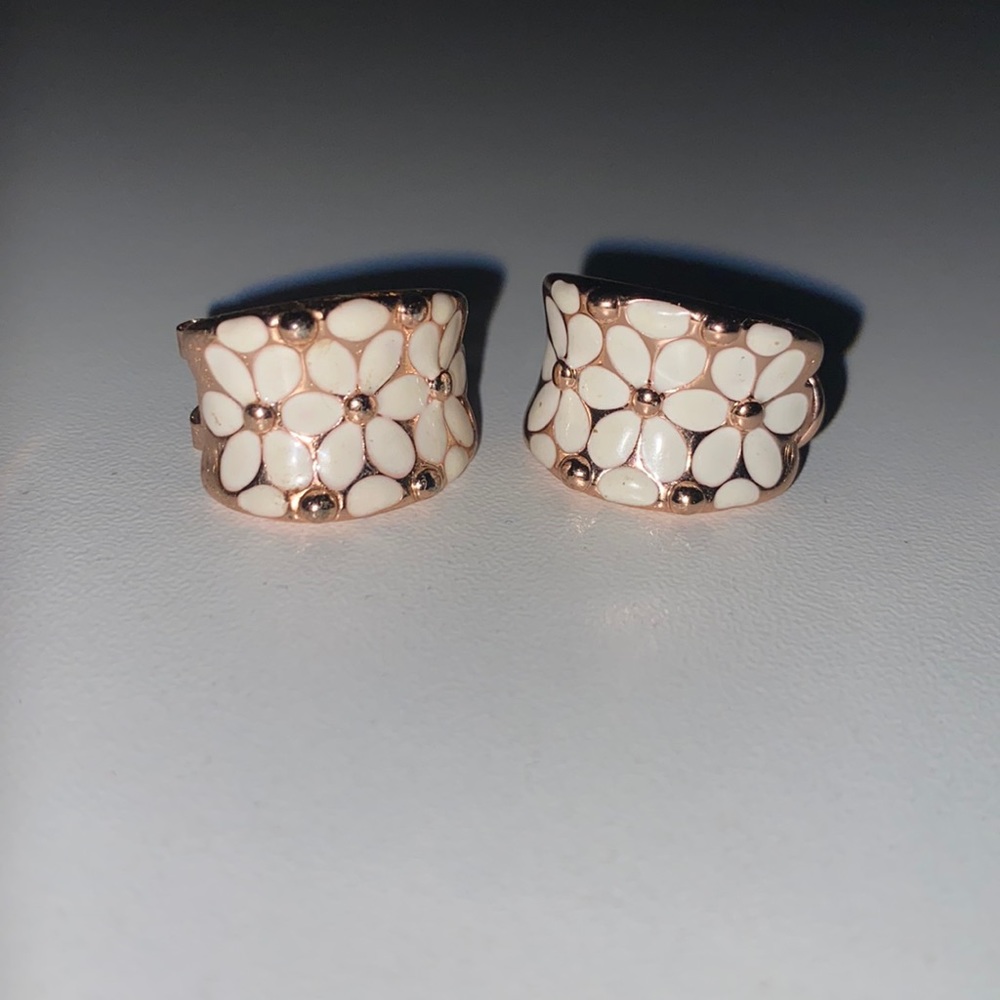 Flower earrings! White and gold